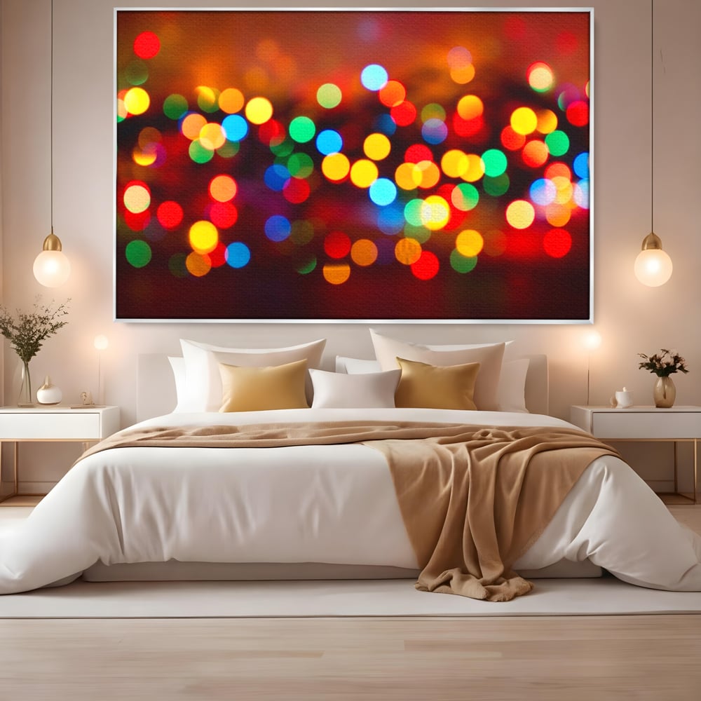 Tablou canvas cu tablou canvas cu lumini bokeh, in rama de aluminiu argintiu, pe perete intr-un dormitor